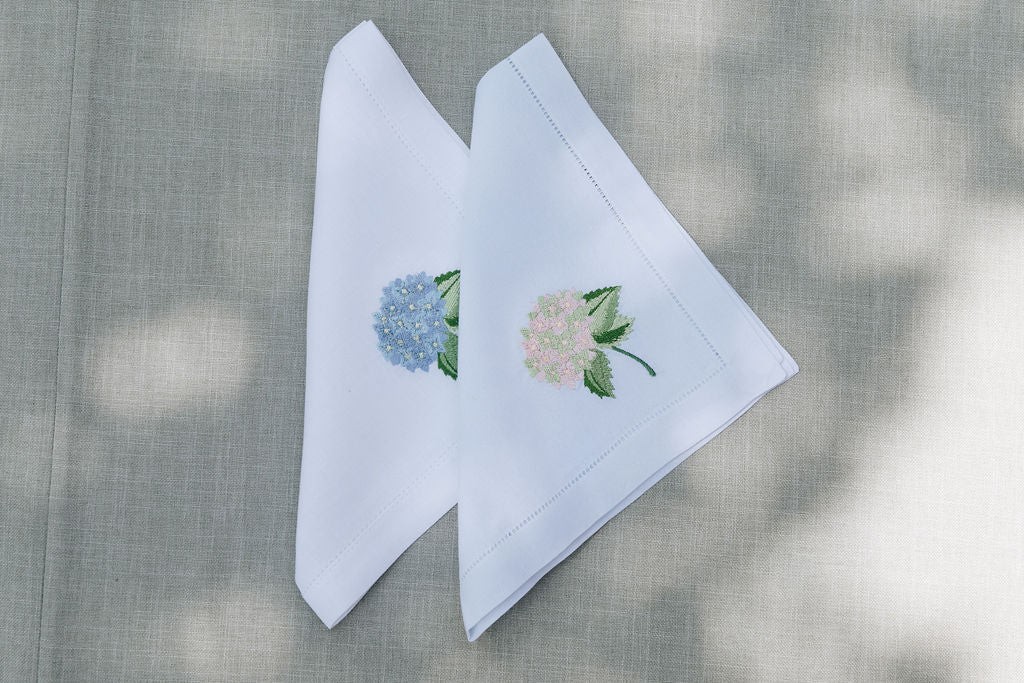 Juego de 4 servilletas con bordado de hortensia azul