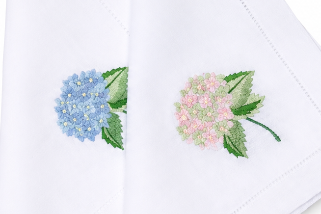 Juego de 4 servilletas con bordado de hortensia azul