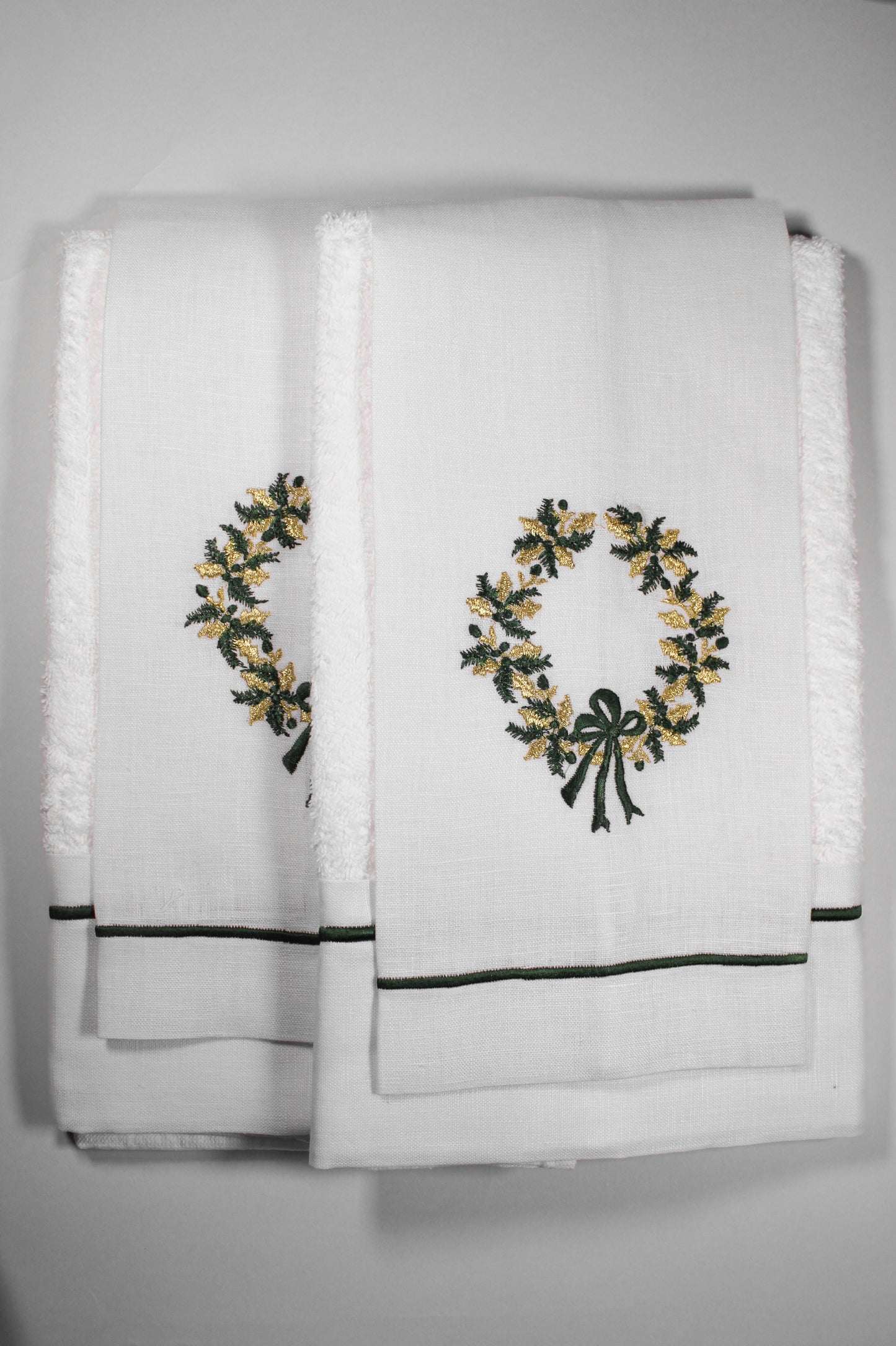 JGO 4 TOALLAS DECORATIVAS BORDADAS CORONA PLATEADA/DORADA MOÑO VERDE