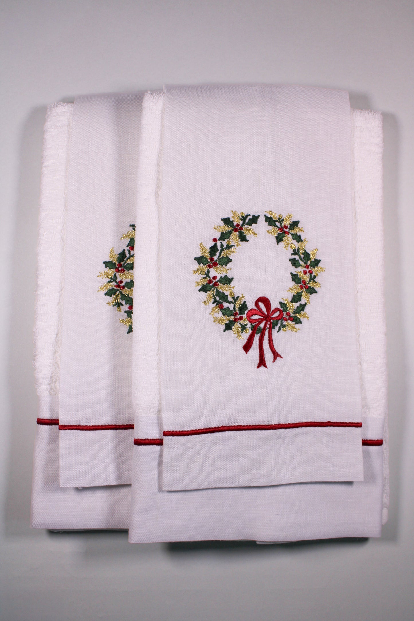 JGO 4 TOALLAS DECORATIVAS BORDADAS CORONA CORONA DORADA PLATEADA MOÑO ROJO