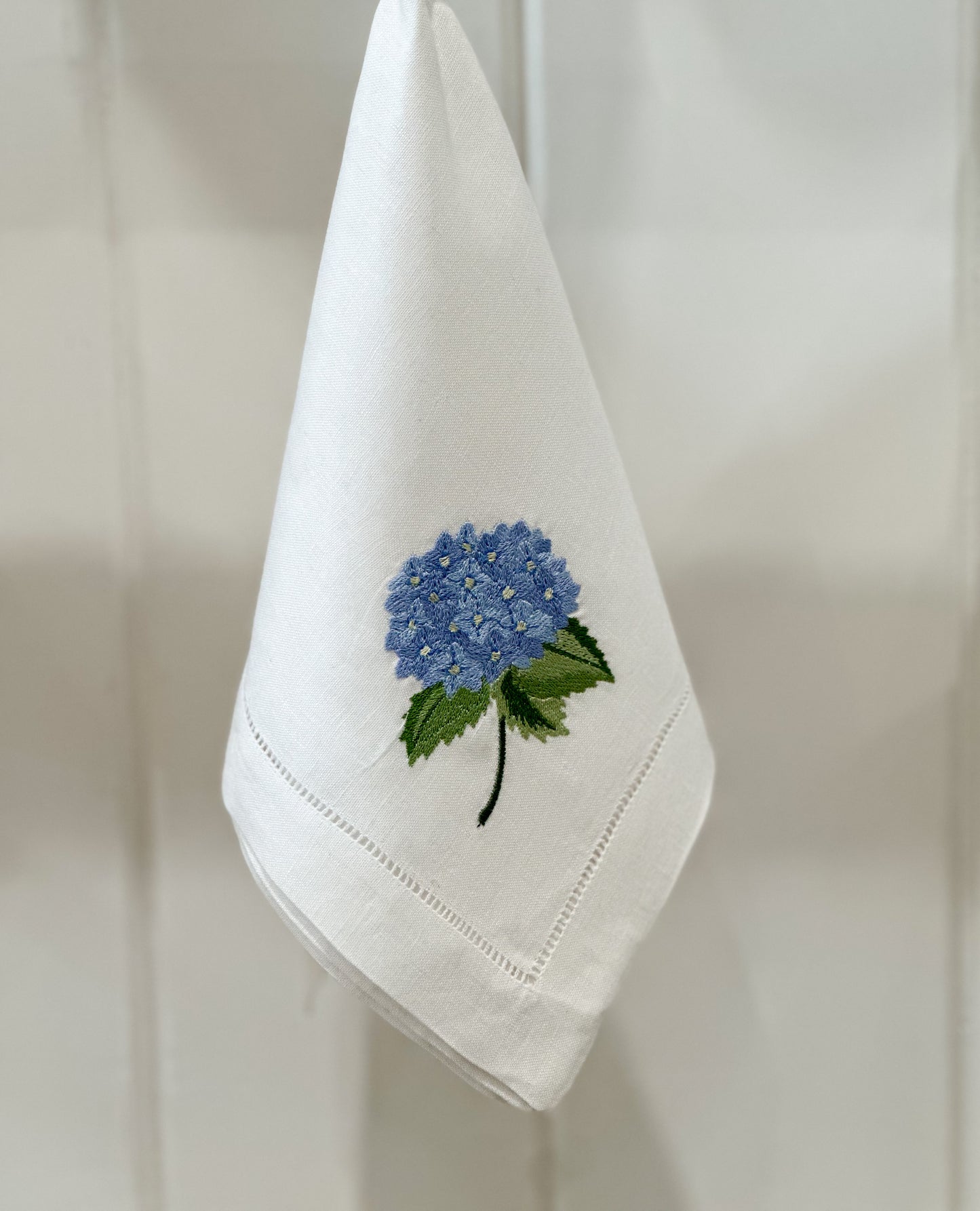 Servilleta de lino con bordado hortensia