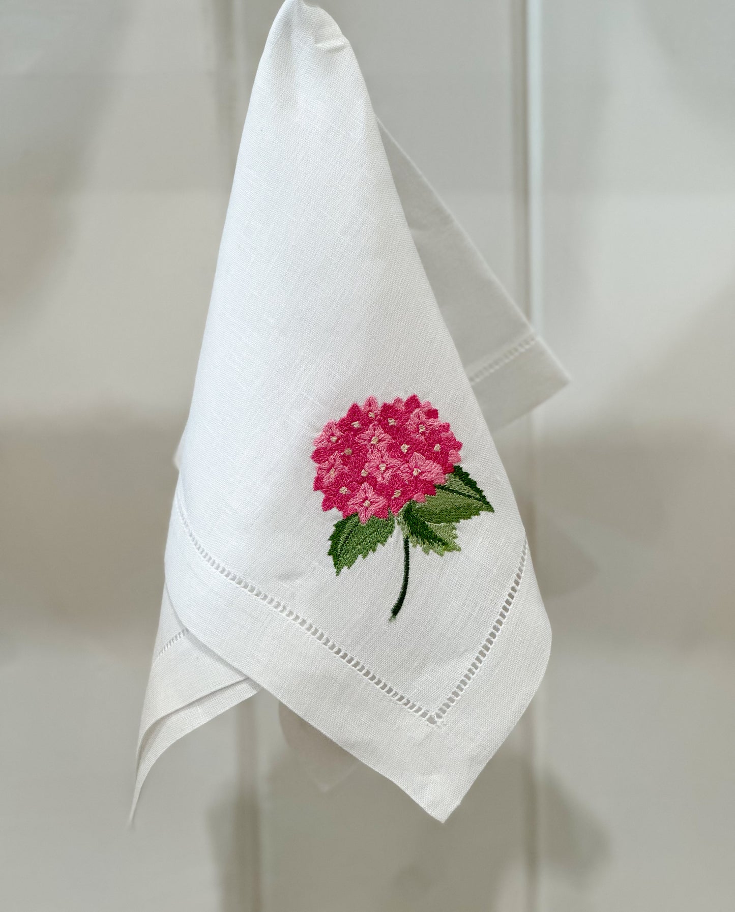 Servilleta de lino con bordado hortensia