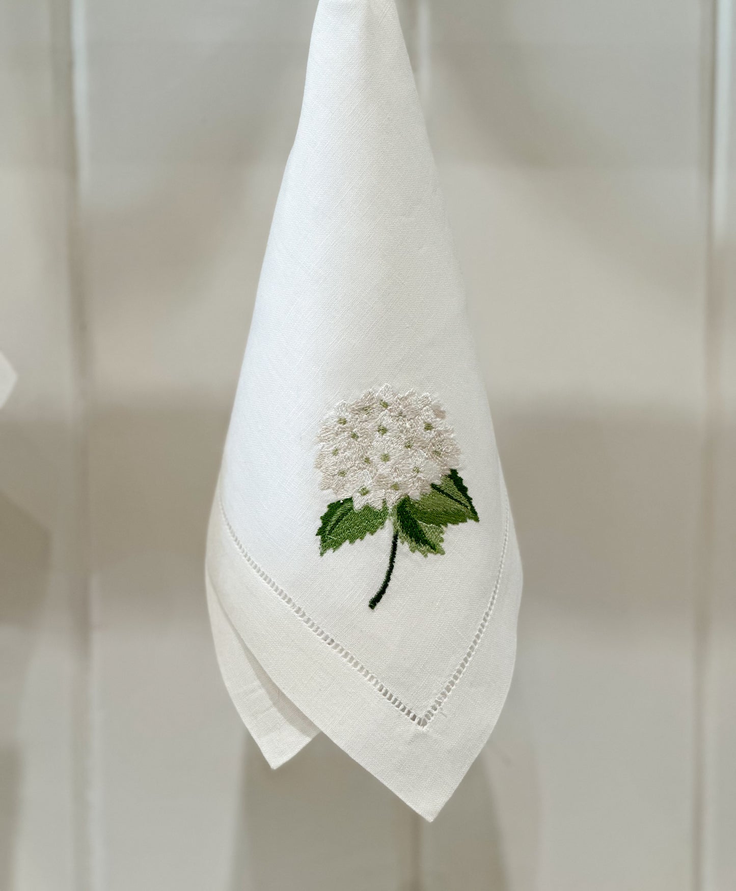 Servilleta de lino con bordado hortensia