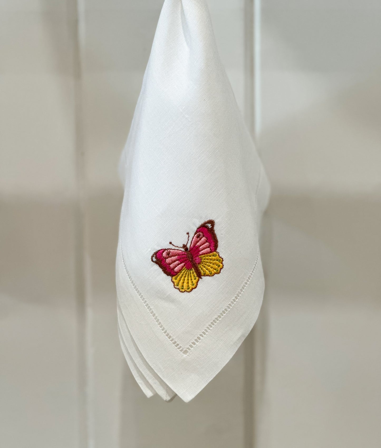 Servilleta de lino con bordado mariposa