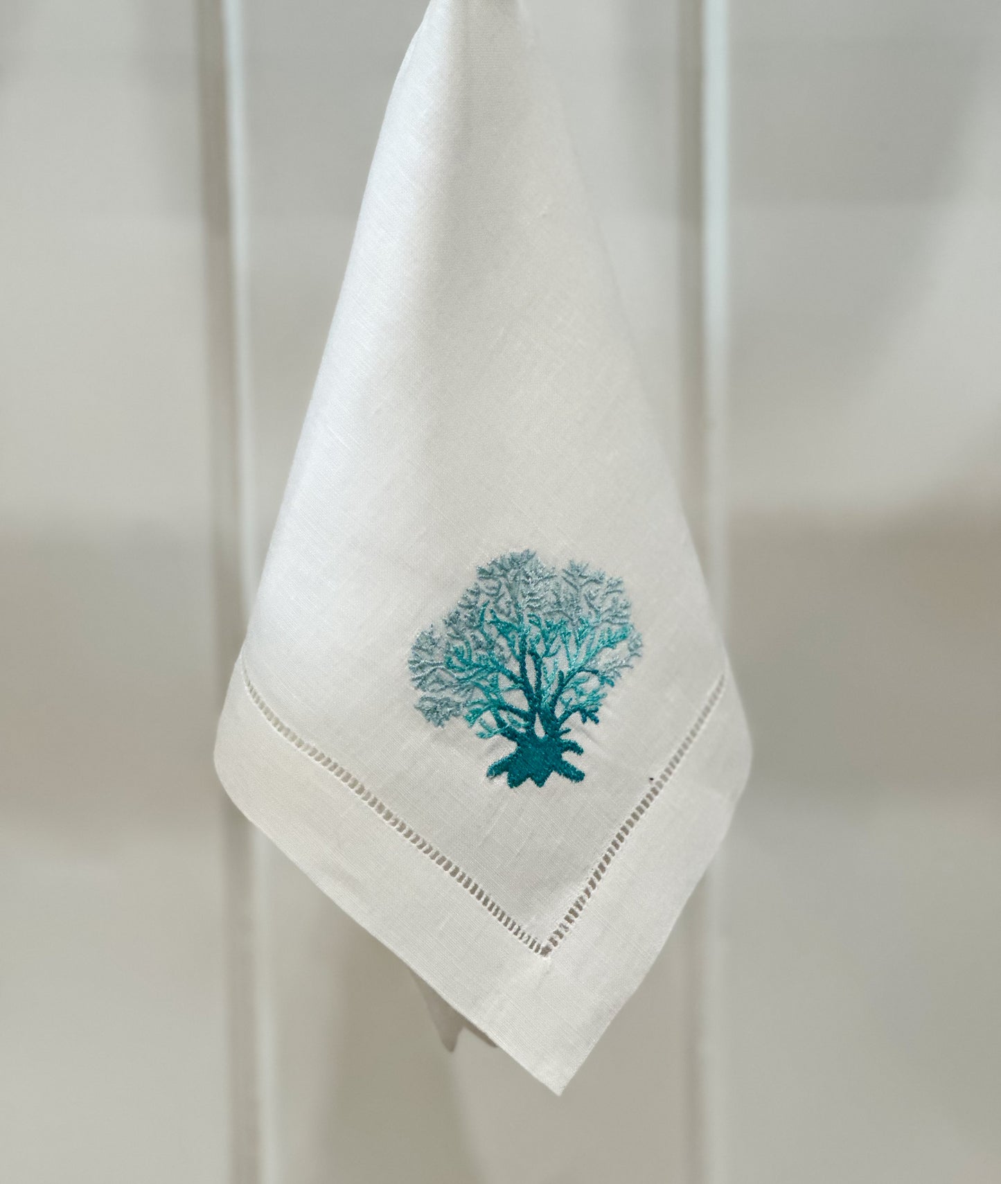 Servilleta de lino con bordado coral