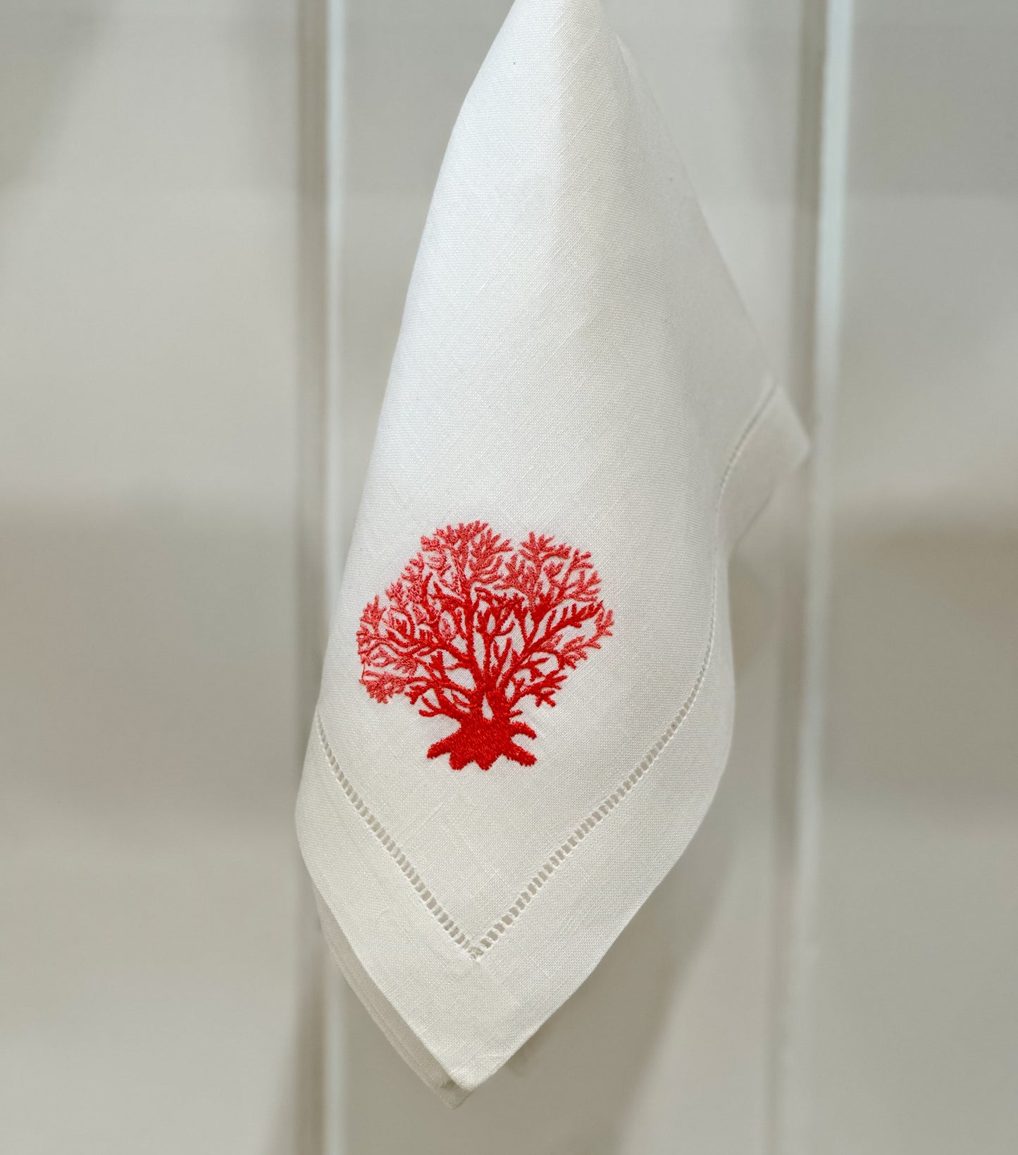 Servilleta de lino con bordado coral