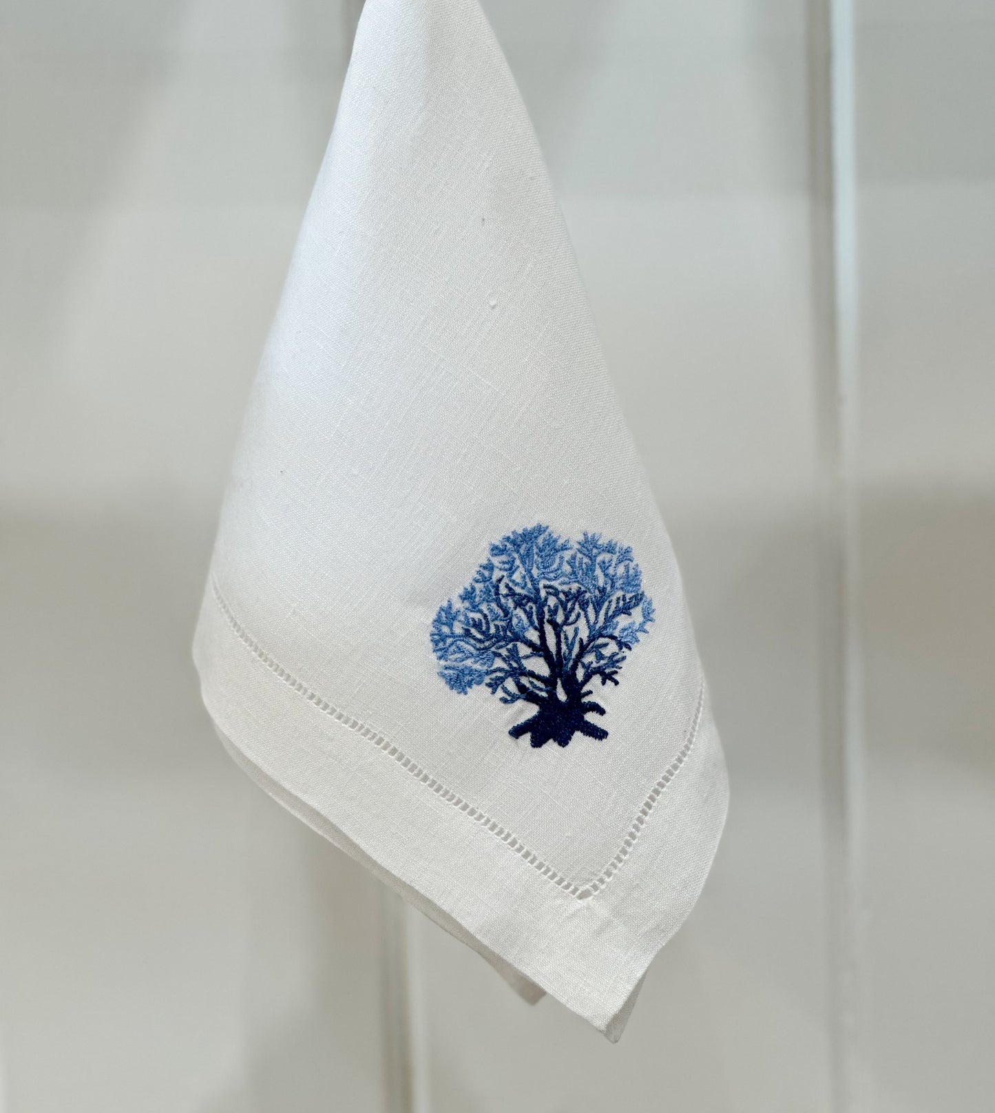 Servilleta de lino con bordado coral