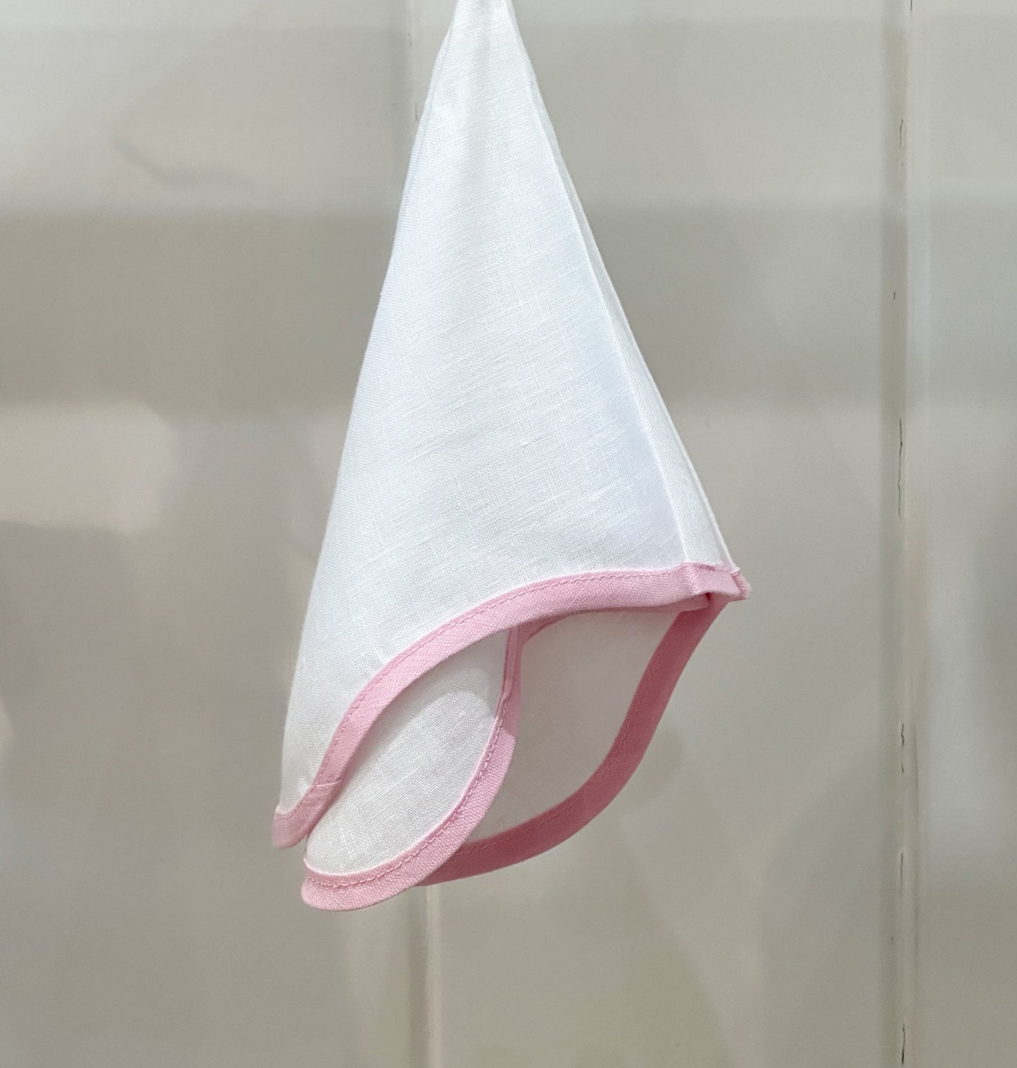 Servilleta de lino blanco con ribete rosa