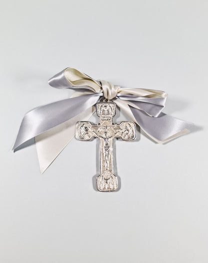 Cruz plateada con moño gris