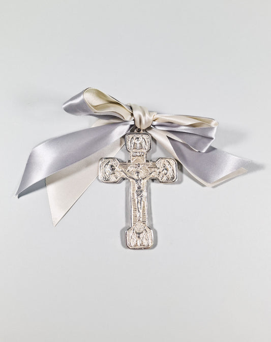 Cruz plateada con moño gris