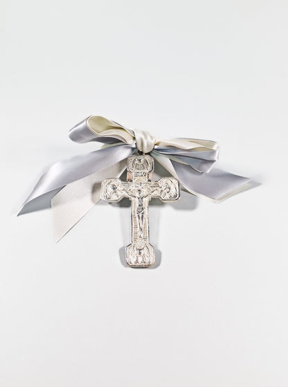 Cruz plateada con moño gris