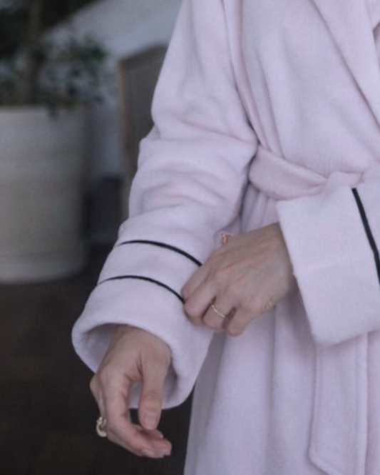 Bata gris con cierre