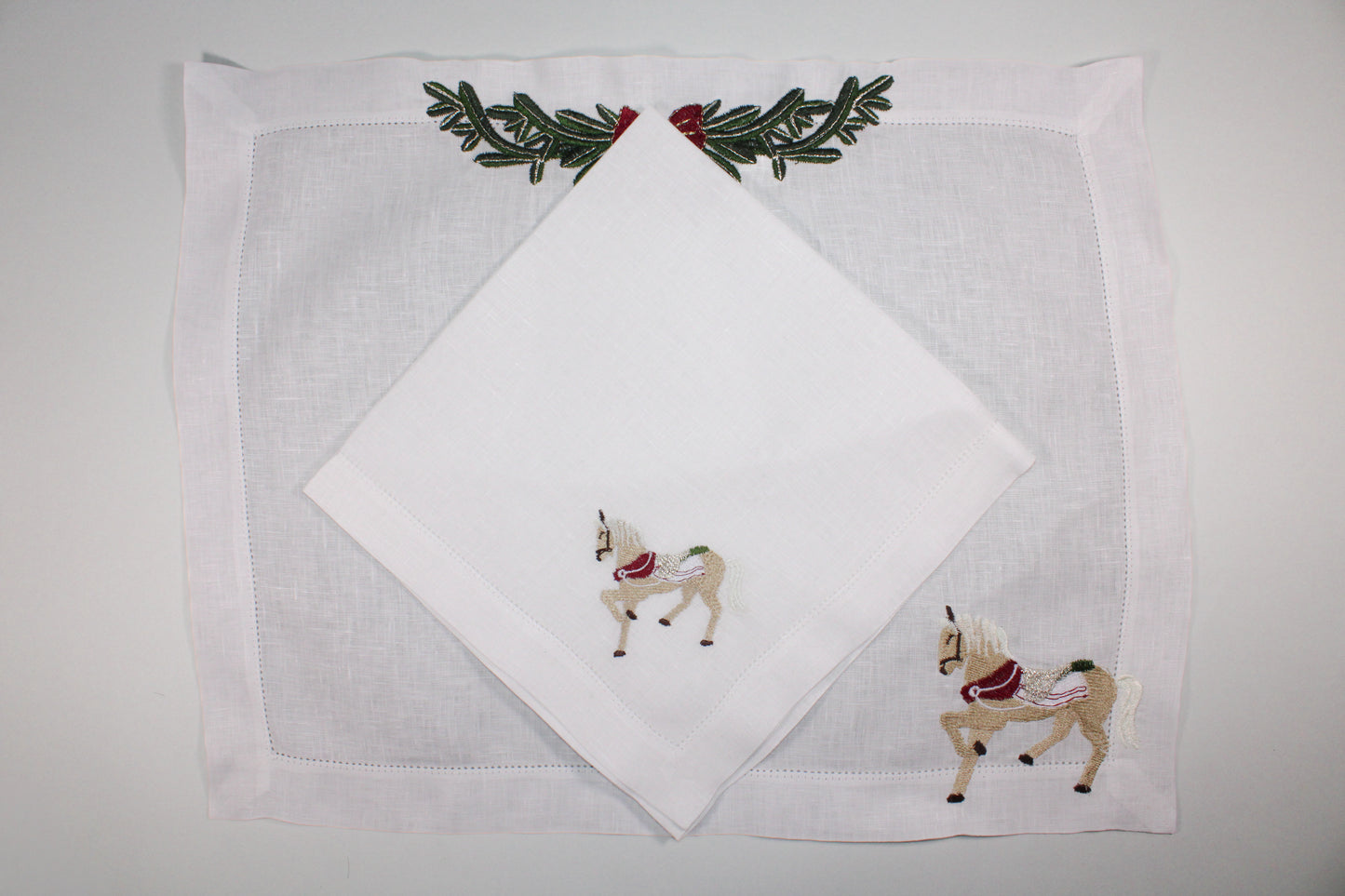 JGO DE 4 INDIVIDUALES Y 4 SERVILLETAS CABALLO C/ GUIRNALDA