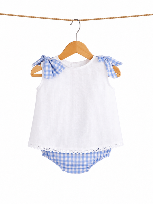 Vestido de niña de pique blanco, con moño y pañal de cuadros l Azul y blanco