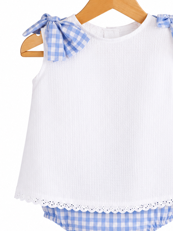 Vestido de niña de pique blanco, con moño y pañal de cuadros l Azul y blanco