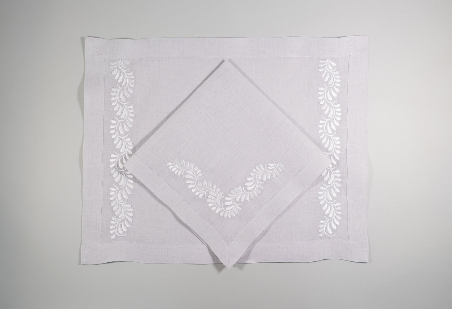 Juego de Individuales bordado talavera Gris