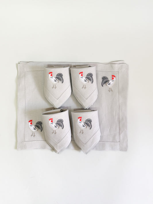 Individual con servilletas, gris con bordado de gallos