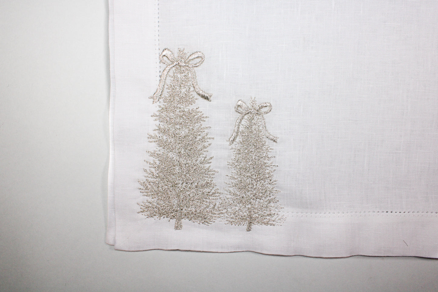 JGO DE 4 INDIVIDUALES Y 4 SERVILLETAS ARBOL MOÑO PLATEADO.