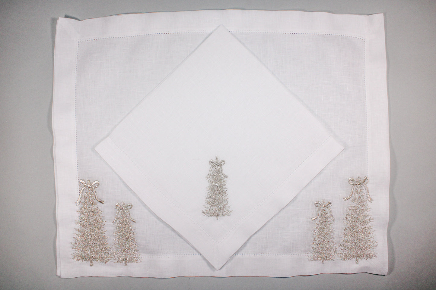 JGO DE 4 INDIVIDUALES Y 4 SERVILLETAS ARBOL MOÑO PLATEADO.