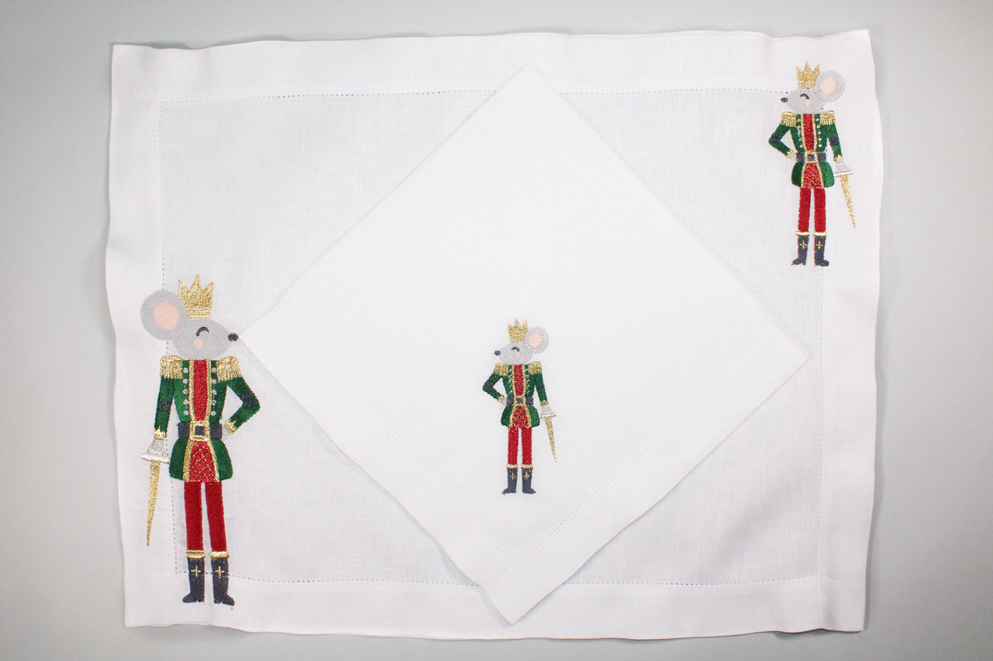 JGO DE 4 INDIVIDUALES Y 4 SERVILLETAS RATON CASCANUECES .