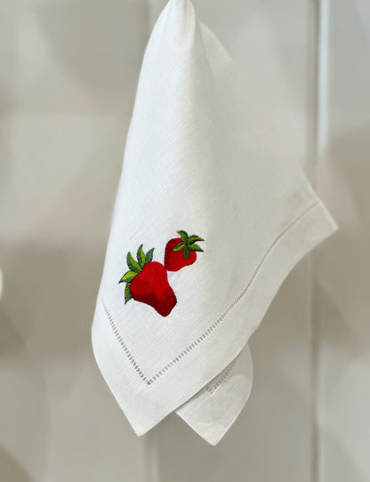 Servilleta de lino con bordado de fresa.