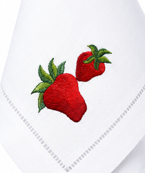 Servilleta de lino con bordado de fresa.